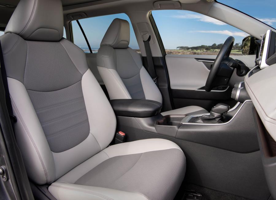 Интерьер Toyota RAV4 Limited 2018 года  (NA) (фото 41 из 44)